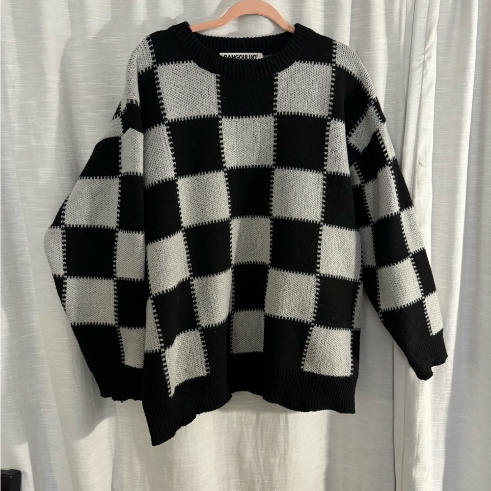Trendy Black and White Checkered Sweater